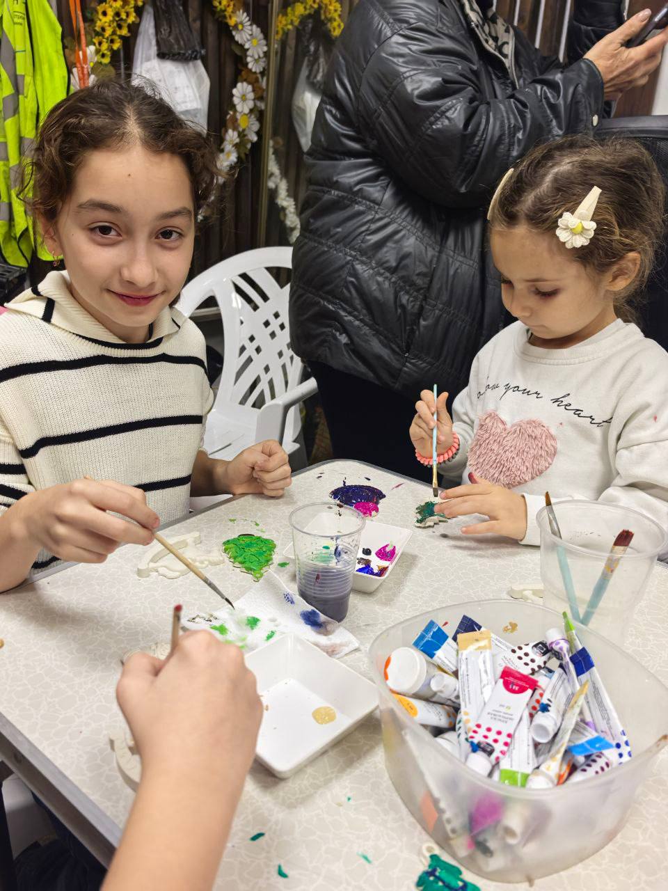 Волшебство творчества в ТОС Нептун прошёл новогодний мастер класс Для юных жителей ТОС Нептун организовали увлекательный мастер класс по созданию новогодних украшений Под заботливым присмотром организаторов дети с энтузиазмом взялись за кисти и краски Их вниманию представили заранее подготовленные фигурки очаровательные новогодние лошадки и изящные ёлочки Юные художники погрузились в творческий процесс каждый старательно подбирал цвета придумывал узоры и превращал простые заготовки в уникальные произведения праздничного искусства Изначально планировалось украсить коллективной работой общую новогоднюю ёлку Однако ребята решили свои творения забрать домой Теперь в каждом доме будет частичка общего творческого праздника А организаторы уже готовят новый сюрприз к следующему мастер классу заготовлены заготовки в виде новогодних шапок и варежек 11округ НовыйГод