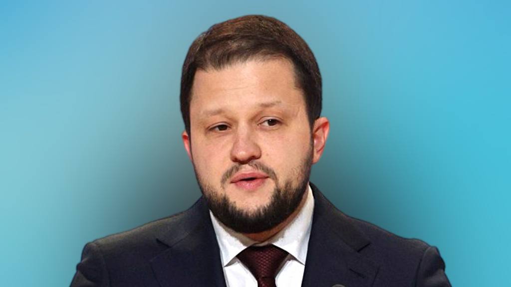 Руководитель Росавиации Ядров может возглавить совет директоров Домодедово Первое заседание совета директоров аэропорта Домодедово после передачи компании в госсобственность состоится 20 августа сообщили Ведомостям два источника знакомые с повесткой По их словам на заседании будет избран новый состав совета а также его председатель Наиболее вероятным кандидатом на пост председателя один из собеседников издания назвал нынешнего руководителя Росавиации Дмитрия Ядрова Управляющий партнер Enforce Law Company Антон Марткочаков отметил что выявленная дыра в бюджете аэропорта требует значительных денежных вливаний По его мнению именно чиновник отвечающий за авиаотрасль в России сможет обеспечить необходимую коммуникацию с ведомствами ответственными за выделение средств Подписаться на Пятую власть