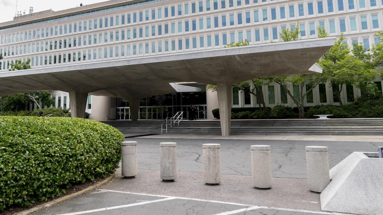 В США у штаб-квартиры ЦРУ произошла перестрелка, главные ворота в здание ведомства закрыли Представители разведки охарактеризовали произошедшее как «инцидент, связанный с безопасностью», сообщает NBC. Отмечается, что никто не погиб. CNN передает, что сотрудники открыли огонь и ранили женщину, которая подошла к воротам штаб-квартиры, пострадавшая задержана. После перестрелки главные ворота штаб-квартиры ЦРУ временно закрыли, сотрудникам рекомендовали использовать альтернативные маршруты. Все произошло спустя несколько часов после убийства двух сотрудников израильского посольства у Еврейского музея в Вашингтоне. Официальные источники не подтверждают связь между этими событиями