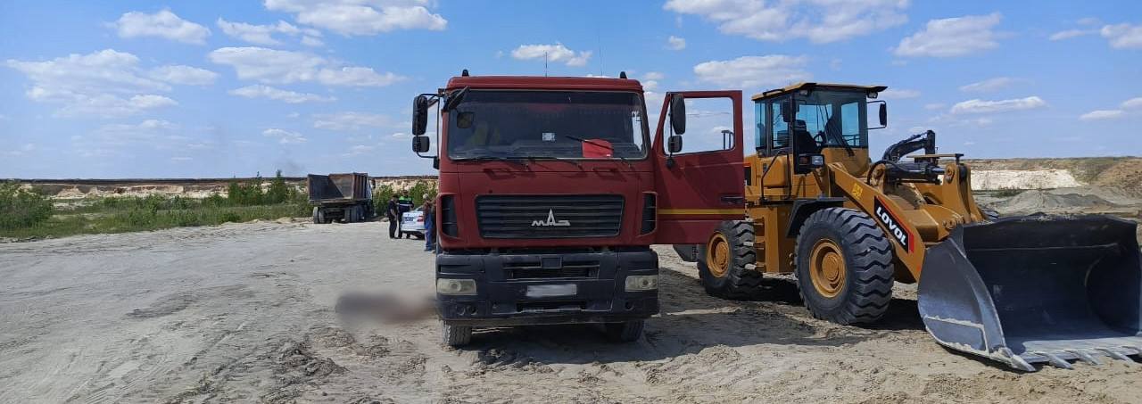  За прошедшие сутки на дорогах Рязанской области зарегистрировано 6 дорожно-транспортных происшествий, в результате которых 1 человек погиб и 7 человек получили травмы. В области зарегистрировано 37 ДТП с причинением материального ущерба автовладельцам. Инспекторы дорожно-патрульной службы Госавтоинспекции выявили 303 нарушения ПДД, в том числе 5 фактов управления транспортными средствами в состоянии опьянения. Выявлено 2 водителя которые отказались от прохождения медицинского освидетельствования на состояние опьянения. Выявлено более 100 нарушений, связанных с управлением «тонированным» автомобилем, а также более 11 нарушений допустили водители грузового транспорта. 22 мая, примерно в 13.00, в деревне Кореньки Старожиловского района, 38-летний житель Старожиловского района, управляя грузовым автомобилем «МАЗ», по предварительной информации, совершил наезд на 56-летнего жителя того же района. В результате происшествия пешеход скончался на месте происшествия. По факту ДТП проводится проверка. Обстоятельства происшествия устанавливаются.