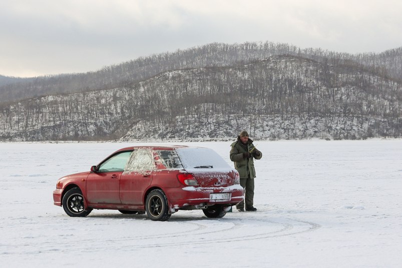 В Приморье из подо льда достали затонувший автомобиль с телами двух рыбаков Машина ушла под воду ещё прошлой зимой Читать подробнее на сайте