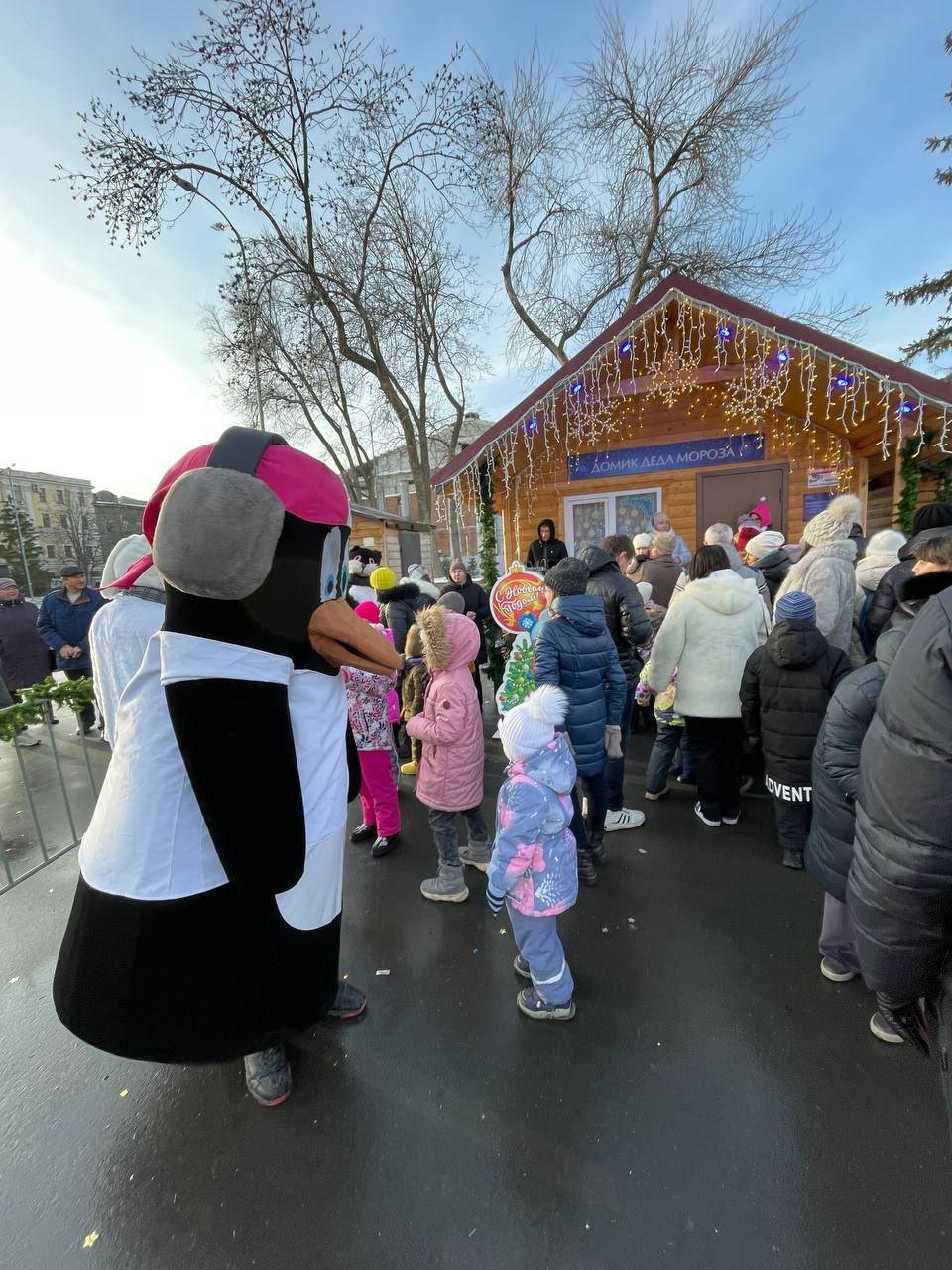 На Театральной площади возобновил свою работу Дом Деда Мороза  Новогодний волшебник и его внучка Снегурочка вновь принимают маленьких гостей     Напоминаем, Дом Деда Мороза будет работать со 2 по 7 января, с 15.00 до 19.00.