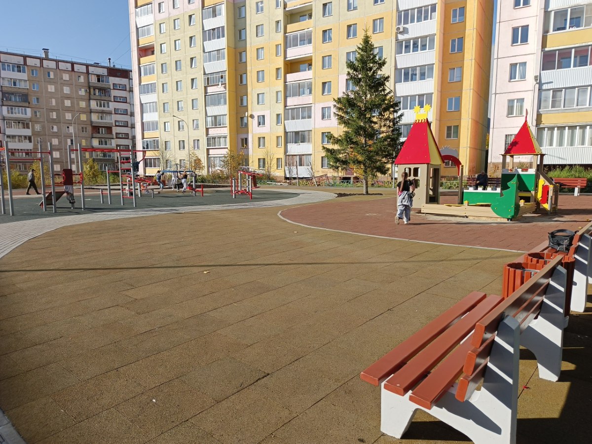 На новой благоустроенной территории Златоуста появился домик сказочных гномов   gubernia74 ru articles news 1135914 На улице Южно Есаульской в Златоусте появилась современная площадка для отдыха и занятий спортом Проект благоустройства территории был подготовлен с участием жителей близлежащих домов и реализован по программе инициативного бюджетирования Авторы идеи вносили коррективы в первоначальный проект а строители оперативно учитывали их рекомендации в процессе работ Итог получился хорошим учтены максимально все пожелания горожан Особенно приятно видеть довольных детей играющих здесь занимающихся спортом Отзывы от них самые положительные рассказал глава города Олег Решетников   t me chgub