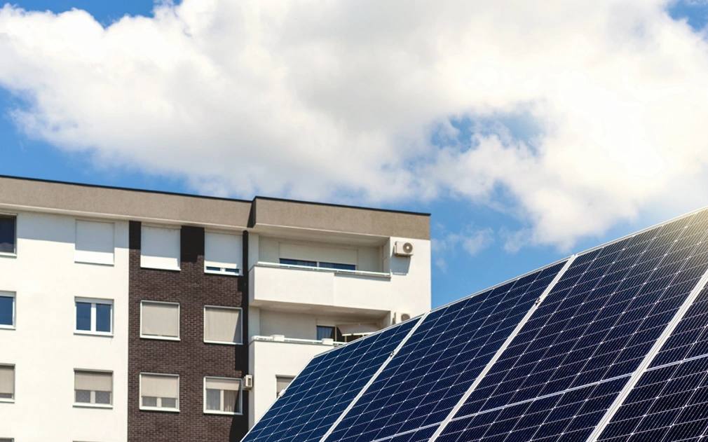 Госдума одобрила проект о применении в квартирах солнечных батарей Законопроект принят в первом чтении и снимает ограничения на установку солнечных батарей и ветрогенераторов в многоквартирных домах Правительство будет определять предельный объём выдачи электроэнергии объектами микрогенерации в сеть отменяется текущий лимит 15 кВт Меры направлены на расширение применения микрогенерации в условиях возможного дефицита электроэнергии в отдельных регионах России законы Фото Barillo Images Shutterstock FOTODOM Читать РБК Недвижимость в Telegram VK