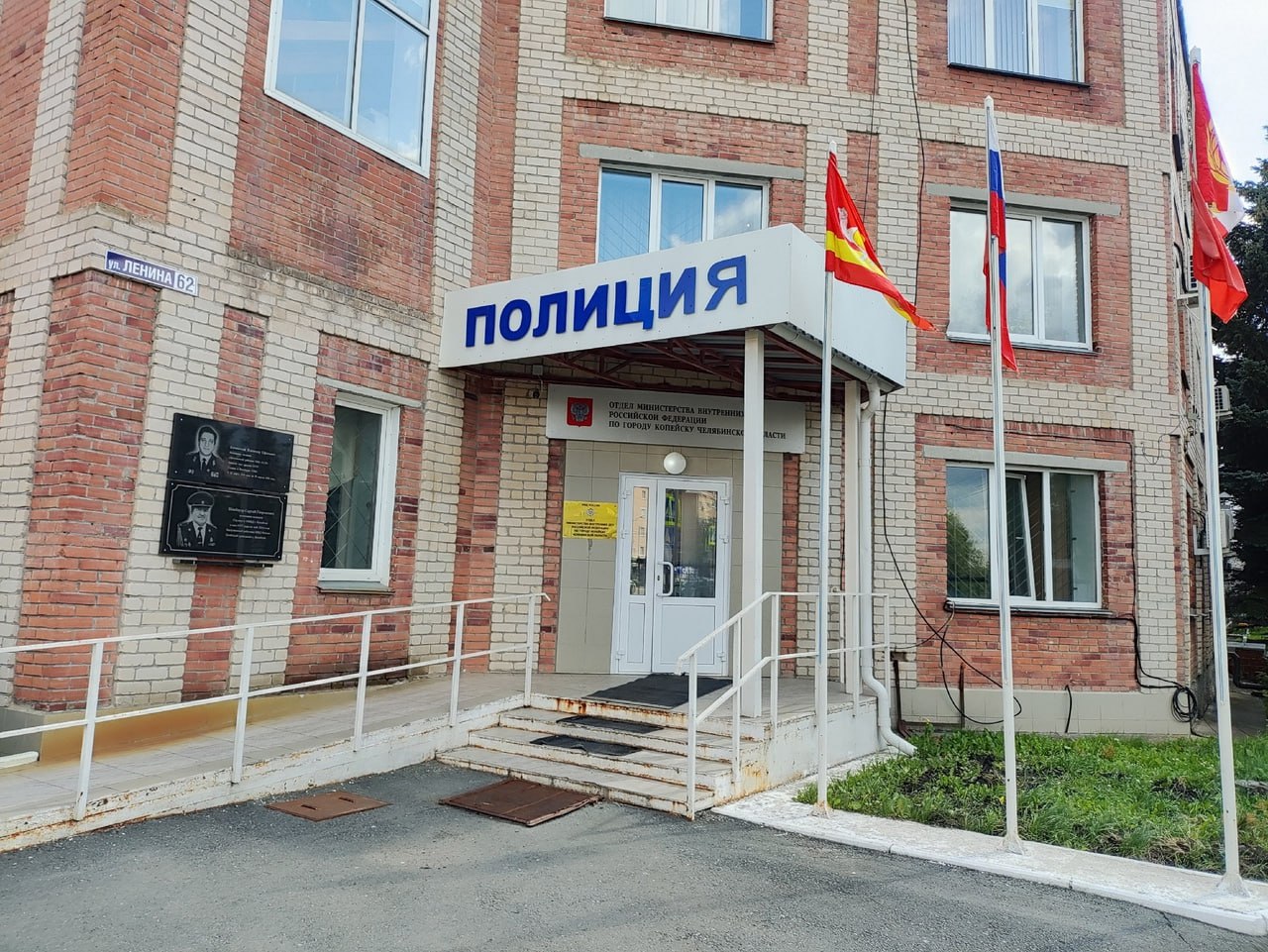 В Копейске сотрудники полиции задержали семейную пару, похитившую имущество из частного дома В Отдел МВД России по городу Копейску обратился местный житель. По его словам, неизвестные похитили с частного сектора входную металлическую дверь, патрон для токарного станка и часть листа металла. На место происшествия незамедлительно прибыли полицейские. Оперативники уголовного розыска провели комплекс мероприятий, направленных на установление личностей подозреваемых и их местонахождение. Вскоре злоумышленники были задержаны. Ими оказалась семейная пара – 53-летние мужчина и женщина. Задержанные пояснили, что краденое имущество сдали в один из пунктов приема металла, а вырученные деньги уже успели потратить. Стражи порядка изъяли похищенное имущество в одной из металлоприемок. После проведения следственных действий оно будет возвращено законному владельцу. Следствием ОМВД возбуждены уголовные дела по признакам преступления, предусмотренного пунктами «а», «в» части 2 статьи 158 УК РФ. #мвд #мвд74 #полиция74 #Челябинскаяобласть #копейск