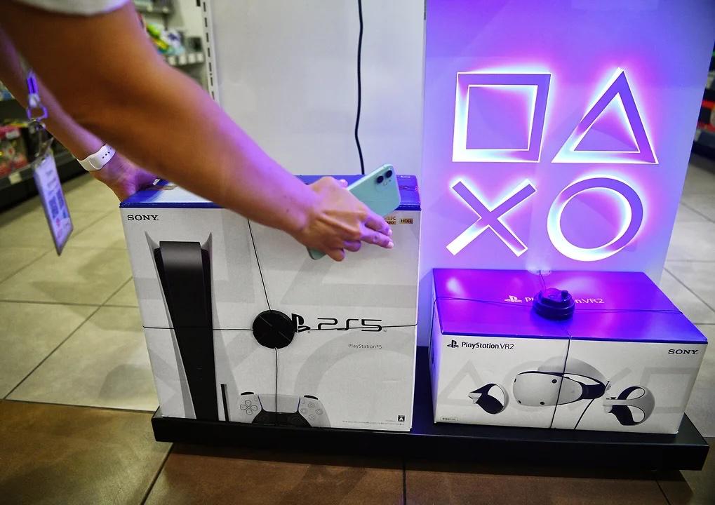 За три квартала 2025 года продажи игровых консолей сократились на 12 до 20 млрд руб всего за этот период было продано более 1 млн устройств Популярность портативных моделей растет в штуках их продажи увеличились в 1 5 раза Участники рынка связывают тенденцию с доступностью и удобством таких форматов консолей а их рост в перспективе оценивают до 20 в год Telegram Дзен MAX