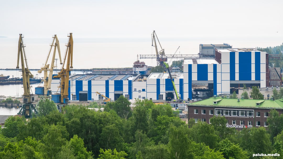«Росморпорт» расторг контракт с Онежским ССЗ на строительство двух ледоколов Подведомственное Росморречфлоту ФГУП «Росморпорт» расторгло контракт на строительство двух вспомогательных ледоколов за 18,5 млрд рублей с принадлежащим ему Онежским судостроительным заводом. Соответствующее соглашение между сторонами было подписано 10 июня. Как отмечают «Ведомости», контракт был заключен в июле 2021 г. По нему CСЗ должен был построить два ледокола мощностью 12–14 МВт класса Icebreaker7 может передвигаться в сплошном льду толщиной до 1,5 м , которые способны работать как на дизельном топливе, так и на сжиженном природном газе. Суда такого типа в России еще не создавались. По итогу выступавшая субподрядчиком проекта турецкая верфь Kuzey Star не смогла построить суда из-за санкций. Подписаться на «Медиапалубу»