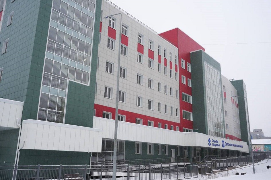 Детскую поликлинику 10 в Иркутске достроили и ввели в эксплуатацию Она должна открыться в январе 2026 года и рассчитана на прием 20 тысяч маленьких пациентов Площадь современного девятиэтажного здания на бульваре Рябикова составляет более 11 тысяч кв метров Поликлинику оснастят современным медицинским и технологическим оборудованием Имеется мощный диагностический блок рентген УЗИ функциональная диагностика и предусмотрено разделение потоков пациентов В перспективе планируется открыть отделение реабилитации и дневной стационар Верблюд в огне