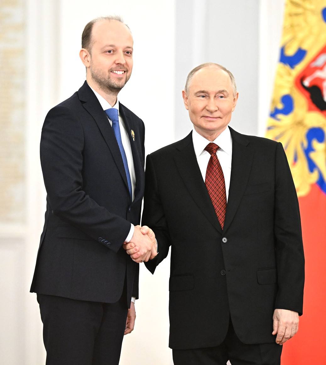 Владимир Путин вручил знак лауреата Государственной премии Российской Федерации в области науки и технологий 2024 года учёному Сириуса Максиму Никитину Торжественная церемония вручения медалей и премий прошла в День России в Георгиевском зале Большого Кремлёвского дворца. «Рад представить одного из самых молодых лауреатов Государственной премии — Максима Петровича Никитина. Благодаря таланту и научной смелости он совершил настоящий прорыв в мире биологии — открыл ранее неизвестный механизм хранения информации в ДНК, что может стать ключом к познанию причин, а значит, и к предотвращению сложнейших заболеваний», — отметил Президент России Владимир Путин во время церемонии. Ранее мы рассказывали, что руководитель направления «Нанобиомедицина» Научно-технологического университета «Сириус», заведующий лабораторией МФТИ, доктор физико-математических наук Максим Никитин стал лауреатом премии за открытие механизма «молекулярной коммутации» ДНК, который поменял наше представление об одной из главных парадигм биологии. Фото: Сергей Бобылёв, РИА «Новости».