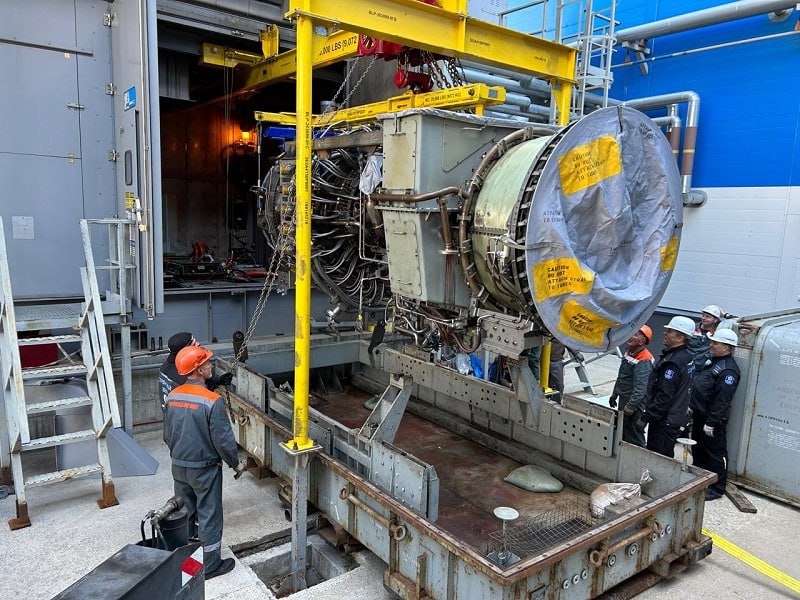 Сервисный центр РИР Энерго полностью освоил ремонт газовых турбин GE типа LM На ТЭЦ 1 филиала РИР Энерго Воронежская генерация входит в дивизион Росатома Росатом Инфраструктурные решения запущена в работу газотурбинная установка ГТУ зарубежного производства установленной мощностью 45 МВт прошедшая плановый средний ремонт в собственном сервисном центре компании Проведенные работы обеспечили надежное функционирование энергообъекта и повысили надежность энергоснабжения потребителей Воронежа Специалистами сервисного центра помимо обслуживания был в полной мере освоен восстановительный ремонт данного типа турбин с модернизацией элементов горячей части Кроме того отработаны цепочки взаимодействия партнеров и подрядчиков для обеспечения полной локализации ремонтных технологий рассказал начальник службы ремонта сервисного центра РИР Энерго Никита Дудукин Улучшенные рабочие показатели работы машины подтверждают надежность применяемых технологий и подхода к ремонтам импортного оборудования станций Сервисный центр продолжает обслуживать ГТУ воронежского филиала и пристально следить за состоянием турбин обеспечивая их бесперебойную работу Это был уже третий по счету плановый средний ремонт на данном типе турбин До конца года Сервисный центр планирует завершить ещё 2 средних ремонта для Курской ТЭЦ СЗР а также первый локализованный капитальный ремонт ГТУ LM6000 Сегодня с уверенностью можно сказать что в освоении ремонтов газовых турбин GE типа LM мы от проб и экспериментов перешли к плановой работе с прогнозируемым результатом Решены вопросы нехватки компетенций и острого дефицита комплектующих Текущие же задачи связаны с масштабированием используемого подхода на другие типы газовых турбин развития локализованных производств и интеграции в международный технологический рынок отметил Александр Иконников директор сервисного центра РИР Энерго