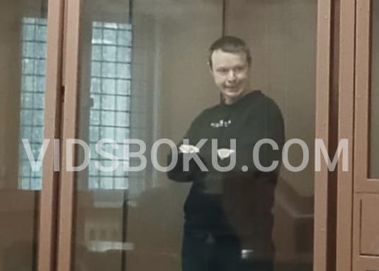 Михаил Комаров признал вину в вымогательстве суд оставил его под арестом Главный редактор сайта Своя колокольня издатель одиозных телеграм каналов Михаил Комаров признал вину в вымогательстве дал признательные показания и сотрудничает со следствием Об этом стало известно на заседании Советского районного суда Рязани 11 сентября при рассмотрении вопроса о продлении его ареста О том что Комаров признал вину сообщил его адвокат затем это подтвердили сам Комаров и следователь Защита Комарова просила для него домашний арест или запрет определенных действий Суд по ходатайству следствия оставил Комарова в СИЗО еще на три месяца до 21 декабря Комарову вменяется два эпизода вымогательства потерпевшими по делу являются рязанский адвокат Алексей Чайковский и соучредитель Рязцветметэнерго Алексей Наумкин