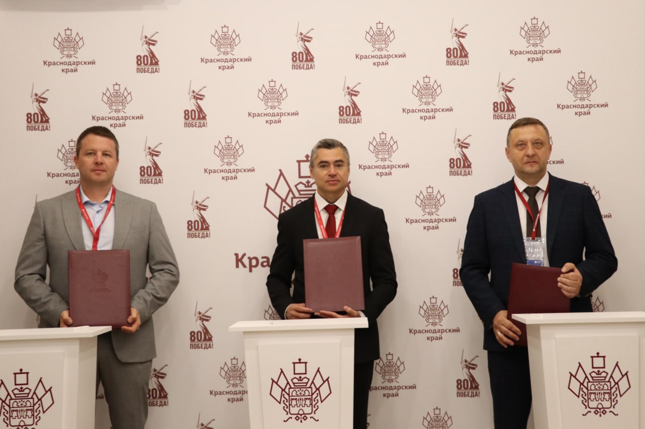 В развитие пяти импортозамещающих промышленных производств Краснодарского края вложат 6,2 млрд рублей инвестиций В рамках Петербургского международного экономического форума соответствующие трехсторонние соглашения с инвесторами и главами муниципалитетов подписал вице-губернатор Александр Руппель. В переговорах также принял участие министр промышленной политики края Дмитрий Хмелько. – Промышленность выходит в число наиболее инвестиционно-привлекательных отраслей экономики Краснодарского края. За последние 5 лет объем капиталовложений увеличился более чем в 7 раз и по итогам прошлого года составил порядка 66 миллиардов рублей – это исторический рекорд для нашего региона. Мы готовы предложить инвесторам широкий пул мер господдержки, некоторые из которых не имеют аналогов в России. В том числе – льготные займы краевого Фонда развития промышленности под 0,1 процента годовых и финансирование до 30 процентов затрат на создание импортозамещающих производств, – отметил по итогам подписаний Александр Руппель.