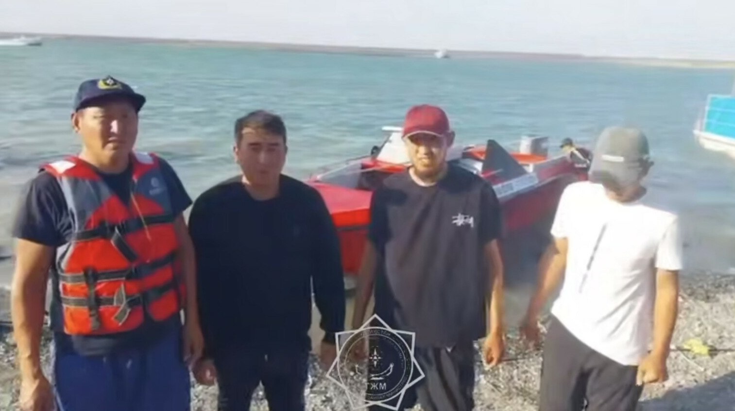 На Алаколе спасли туристов  На озере Алаколь сломалась моторная лодка с туристами. Спасатели доставили людей на берег, передает ArbatMedia В службу «112» поступило сообщение о поломке моторной лодки на озере Алаколь. Судно направлялось к острову, но перестало работать, и люди не смогли добраться до берега.  На помощь выехал оперативно-спасательный отряд из села Акши. Лодку обнаружили примерно в 30 километрах от суши.  На борту находились трое мужчин. Их благополучно доставили на берег, медицинская помощь не потребовалась    Прислать новость