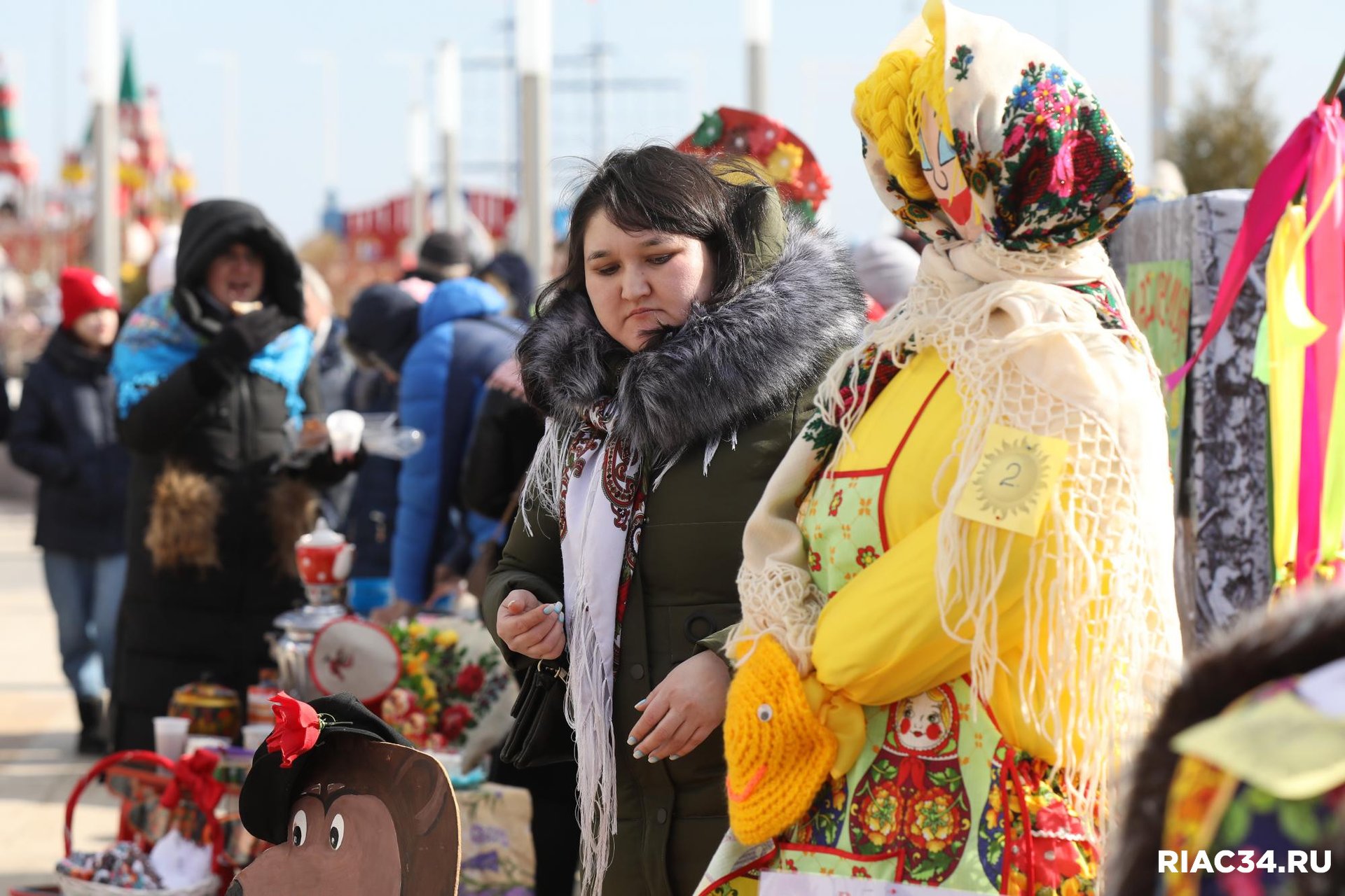 20 21 декабря на территории рынка в микрорайоне Семь Ветров на улице 8 й Воздушной армии 24а Дзержинского района Волгограда пройдёт предновогодняя Всероссийская ярмарка Два дня с 9 до 16 ч желающие смогут приобрести продукцию волгоградских производителей мясные деликатесы сыры и сливочное масло кондитерские изделия мёд и продукты пчеловодства соления а также подарочную продукцию и сувениры художественных народных промыслов Подписывайтесь на тот самый легендарный РИАЦ