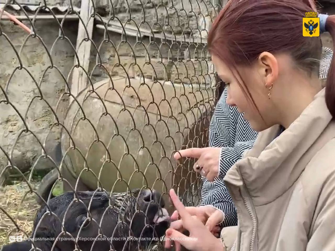 Мария Львова-Белова посетила многодетную семью из Херсонской области  Уполномоченный при Президенте РФ по правам ребенка Мария Львова-Белова в рамках рабочей поездки посетила Херсонскую область. Детский омбудсмен приехала в гости к многодетной семье Елены Тегзы. Женщина воспитывает 8 детей - 5 сыновей и 3 дочери.   Семья является подопечными регионального филиала фонда «Защитники Отечества». Один из сыновей Елены сейчас защищает Родину на Курском направлении, второй сын – получил ранения во время проведения специальной военной операции. Сейчас он помогает семье по хозяйству. Третий сын Елены Михайловны – погиб во время выполнения боевого задания на СВО.  «Для нас важна поддержка многодетных семьей России. В семье Елены Тегзы восемь детей. Трое из который – защитник нашего Отечества.Она мать-Героиня. Мы решили, что можем помочь этой семье и подарили им домашний скот, который был им необходим. Семья трудолюбивая, занимается сельским хозяйством. Этот подарок был им необходим», – подчеркнула Львова-Белова.   Большой и дружной семье Мария Львова-Белова и Наталья Тищенко, руководитель Херсонского гуманитарного штаба «Детям – в руки», подарили корову, теленка, двух коз, 10 перепелок, сено и годовой запас корма для животных. Дочерям Елены детским омбудсмен привезла планшеты и портфели.   «В один из дней нам звонит Наталья Тищенко и сообщает, что к нам едет и корова, и козы, и перепелки! Радости не было предела! Мы благодарим штаб «Детям – в руки» за такие подарки! Спасибо фонду «Защитники Отечества», что не забывают и помогают нашей семье!» – поделилась впечатлениями Елена Тегза.    Сайт   ВК   ОК  #Администрация_Херсонская_область