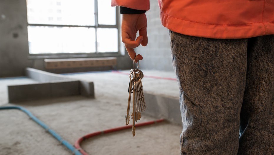 Эльвира Набиуллина объяснила когда ждать роста рыночной ипотеки По её словам активное оживление начнётся когда ключевая ставка приблизится к нейтральному уровню что согласно прогнозу регулятора произойдёт к 2027 году Она отметила что даже текущее снижение ставки до 16 уже дало положительный сигнал рынку однако большую часть выдачи пока занимают льготные программы Набиуллина подчеркнула что ЦБ продолжит осторожно снижать ставку так как инфляция пока остаётся выше целевого уровня а на вторую часть пути к её устойчивому снижению требуется время Сергей Ермохин ДП Подписаться на ДП в Telegram MAX