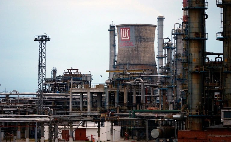 Активы российской нефтекомпании ЛУКОЙЛ в Румынии попадают под действие обсуждаемого указа об особом надзоре за подсанкционными компаниями сообщил Bloomberg министр юстиции Раду Маринеску Согласно новым правилам правительство Румынии сможет назначать специальных администраторов для управления местными компаниями попавшими под ограничения введенные в связи с российско украинским конфликтом Это решение будут принимать после определения рисков значительных экономических последствий или по запросу самой компании Необходимо установить правовую базу для подобных случаев пояснил Маринеску По его словам формулировки указа носят общий характер но уже есть один конкретный случай к которому это законодательство может быть применено ЛУКОЙЛ Фото Bogdan Cristel Reuters РБК в Telegram и MAX