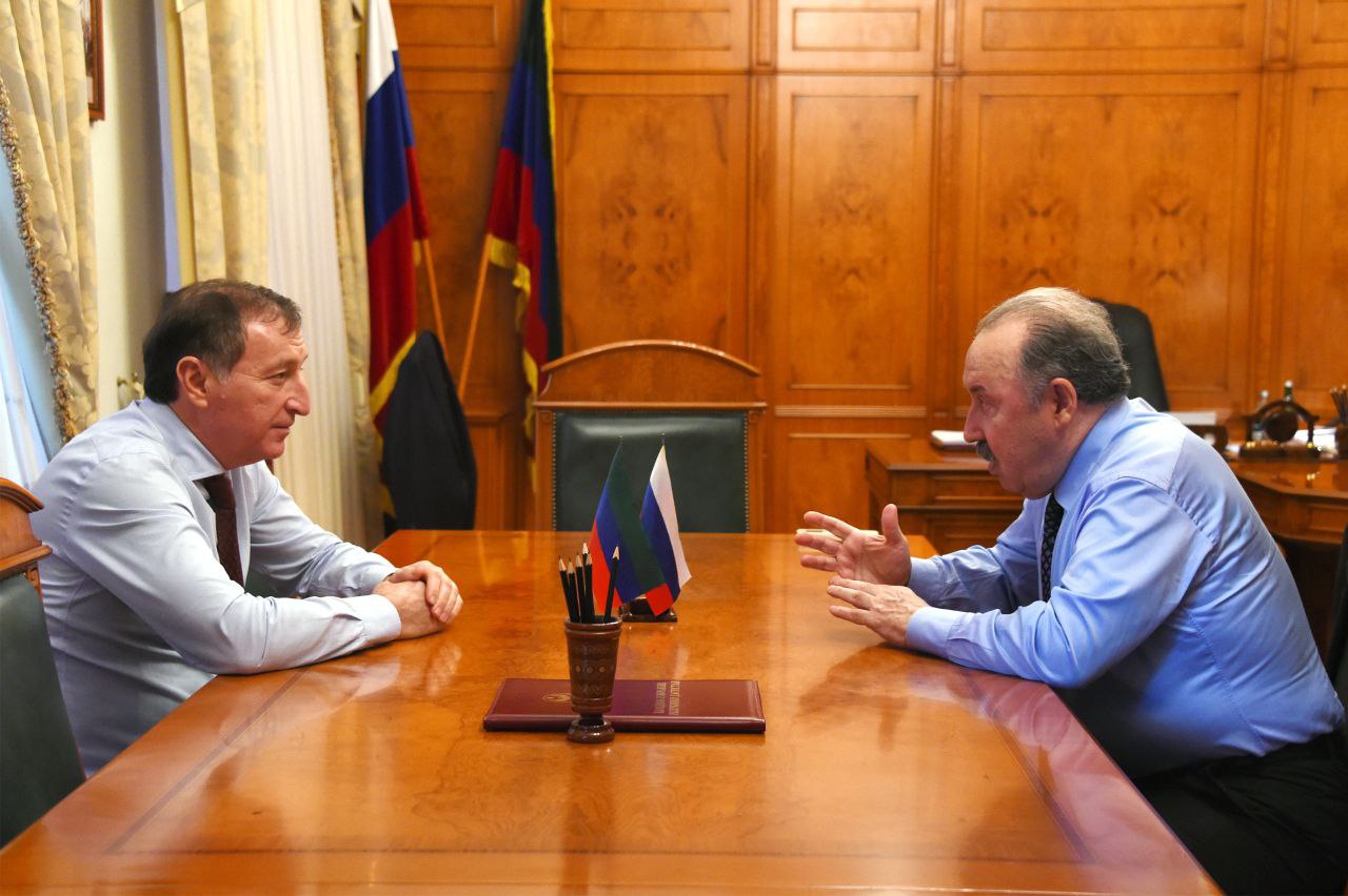 Сегодня состоялась встреча Председателя Народного Собрания Республики Дагестан Заура Аскендерова с заслуженным тренером России Валерием Газзаевым В ходе беседы Аскендеров и Газзаев обсудили актуальные вопросы развития спорта в нашей стране наметили пути дальнейшего взаимодействия