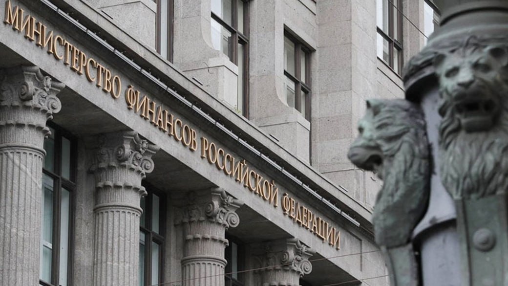 Минфин ужесточит контроль за обязательствами дотационных регионов и муниципалитетов по концессиям ГЧП и лизинговым договорам Минфин подготовил проект постановления который должен запустить поправки к ст 107 Бюджетного кодекса о предельных значениях показателей долговой устойчивости регионов и муниципалитетов Документ прописывает как именно регионы и муниципалитеты должны считать свои обязательства по договорам при верстке бюджетов Новые нормы в том числе ограничивают их в возможности заключать соглашения которые потенциально могут обернуться дополнительными расходами