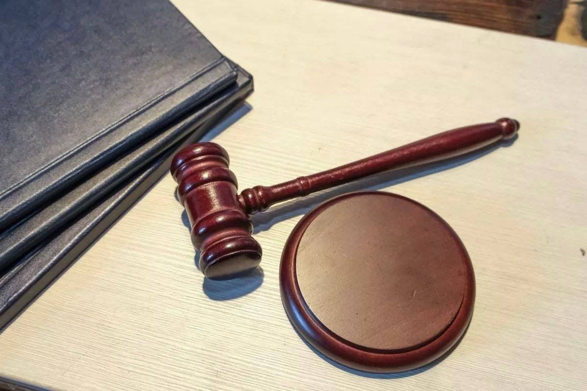 У бывшего заместителя председателя Краснодарского краевого суда хотят отобрать имущество Ленинский райсуд Краснодара назначил на 19 февраля рассмотрение иска прокуратуры об обращении в доход государства имущества бывшего зампредседателя Краснодарского краевого суда Игоря Николайчука и других лиц Ранее суд принял к производству иск прокурора города Краснодара к 17 ответчикам В их числе Игорь Николайчук и коммерческая организация ООО Алюминий Альянс В рамках гражданского дела также привлечены 13 третьих лиц среди которых ООО Дорприбор ООО Леколе ООО Логистика и ООО Мастерпласт Иск подан на основании федерального закона О контроле за соответствием расходов лиц замещающих государственные должности и иных лиц их доходам По данным прокуратуры в ходе проверочных мероприятий было установлено что Николайчук нарушил запрет на занятие предпринимательской деятельностью В частности по версии надзорного ведомства в период с 2007 по 2018 год занимая должности судьи и заместителя председателя Краснодарского краевого суда он финансировал строительство элитного жилого дома в Сочи на Курортном проспекте В реализации проекта как сообщается принимал участие и председатель Краснодарского краевого суда Александр Чернов   свои фото видео и истории присылайте нашему боту prostokrd bot Подпишись на наш канал в Telegram MAX