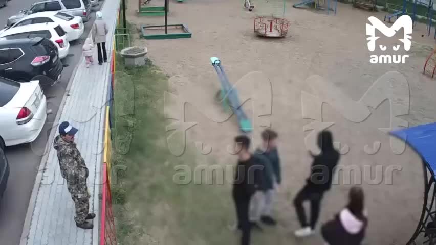 Конфликт между подростками и пенсионером в Комсомольске-на-Амуре: жители требуют вмешательства полиции