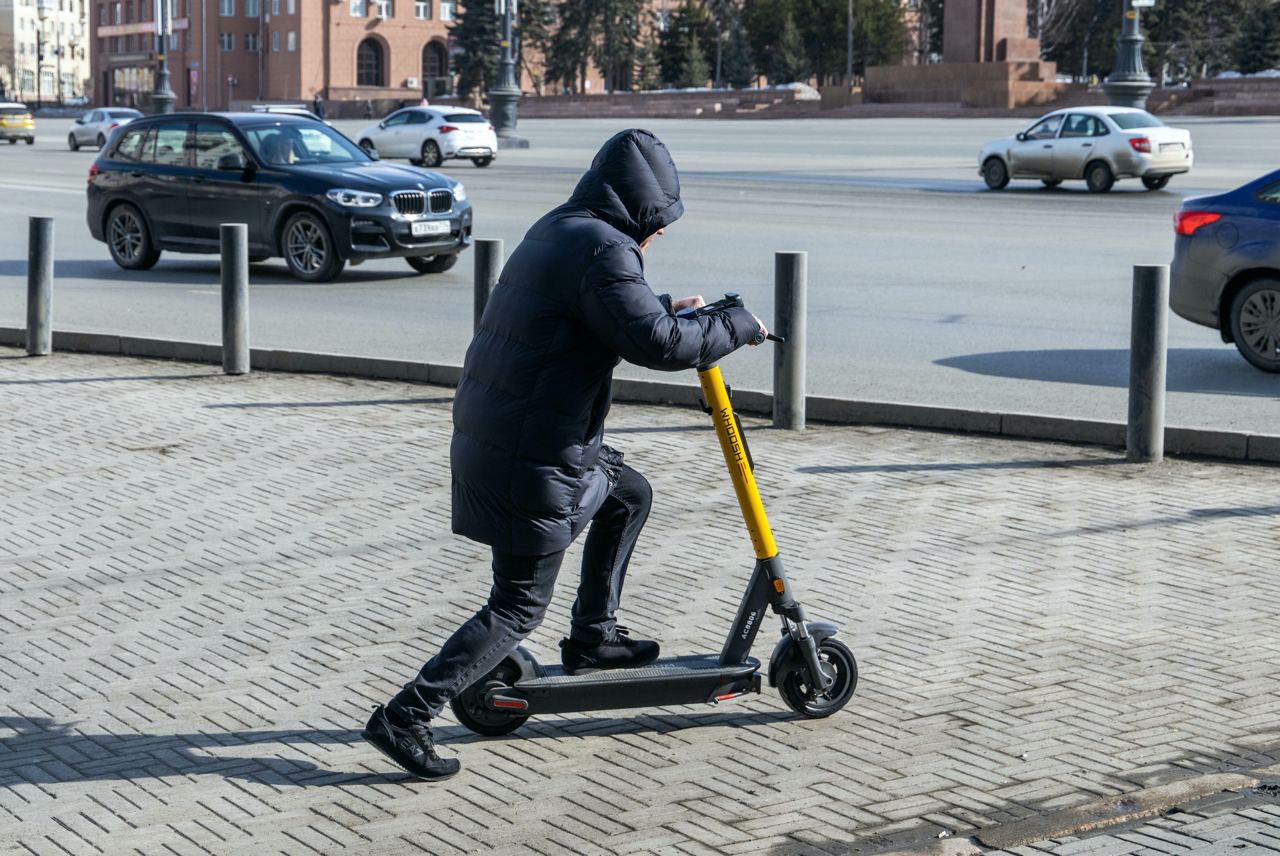 В Челябинске усилят меры борьбы с самокатчиками  В Челябинске усилят меры профилактики по безопасности дорожного движения со стартом самокатного сезона. Полицией запланировано дополнительное совещание, отметил начальник управления МВД Андрей Меньшенин на сегодняшнем аппаратном совещании в мэрии.   Глава города Алексей Лошкин согласился, что проблему необходимо решать — уже зафиксировано несколько резонансных случаев с участием подростков.  «Коллеги, просьба на этой неделе, не дожидаясь совещания, дать профилактическую информацию. Напомните ещё раз о правилах использования этих индивидуальных средств передвижения. Надо быть более внимательными и водителям, и тем, кто использует самокаты».  Мэр предложил подготовить тематические ролики. Их запустят на системе общественного транспорта. Увидят профилактические видео и дети, и родители.