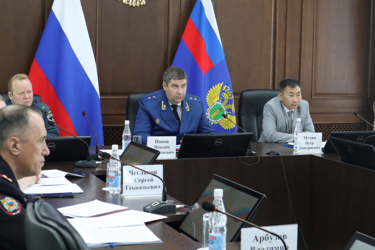 Прокурор Якутии провел координационное совещание по вопросу соблюдения прав граждан в уголовном судопроизводстве Прокурор республики Максим Попов акцентировал внимание присутствующих на то, что соблюдение и защита прав человека и гражданина является обязанностью государства, отметив, что при координации прокуроров органами правоохраны принимаются меры, которые позволили добиться определенных положительных результатов. Вместе с тем, несмотря на снижение количества выявляемых нарушений - при приеме, регистрации и разрешении сообщений о преступленнях. по-прежнему допускаются факты не регистрации в срок сообщений о преступлениях, остается значительным число отмененных незаконных постановлений об отказе в возбуждении уголовного дела. продолжается рост числа отмененных прокурорами незаконных постановлений о возбужденни уголовного дела вследствие некачественного проведения процессуальных проверок. Вызывают серьезные нарекания сроки расследования уголовных дел, количество незаконных решений о приостановлении предварительного расследования и прекращении уголовных дел. Подробно: