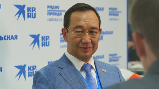 Айсен Николаев поздравил с Ысыахом Туймаады-2025 Глава Якутии Айсен Николаев поздравил жителей региона с главным национальным праздником – Ысыахом Туймаады! Этот праздник изобилия и единения с природой отмечается в священной долине Үс Хатыҥ, сохраняя многовековые традиции предков. В этом году праздник посвящен 80-летию Победы, Году защитника Отечества и Году защитника Родины в Якутии. Особенно ценно, что отмечют его вместе с ветеранами. Ысыах Туймаады – крупнейший этнический праздник России, в прошлом году собравший 230 тысяч человек. В этом году на 20 площадках гостей ждут более 100 программ: обряды, конкурсы, концерты и спортивные состязания. В 2032 году планируется отпраздновать 400-летие Якутска. Уже разработан мастер-план развития столицы, включающий строительство моста через Лену, который соединит регион с остальной Россией. «Поздравляю вас с Ысыахом Туймаады! Желаю крепкого здоровья и благополучия вам и вашим близким! Пусть благословенный алгыс, произнесенный на нашем национальном празднике, принесёт в каждый дом добро и счастье, придаст силы и стойкость нашим бойцам, отстаивающим будущее Родины. Уруй-туску, айхал – мичил», - сказал глава региона. Фото: Минаев Андрей