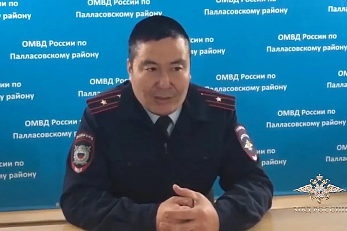 Глава МВД России наградил волгоградского полицейского за спасение людей из снежного плена В декабре минувшего года двое жителей посёлка Ромашки Палласовского района пропали загоняя скот на ферму во время снежного бурана Мужчины нашли возможность сообщить что находятся в лесополосе Старший уполномоченный РОВД майор полиции Эльдар Искаринов и сотрудники МЧС на спецтранспорте выехали в предполагаемое место Чтобы спасательная группа не сбилась с пути полицейский принял решение идти пешком указывая дорогу водителю Он прошёл 7 км по морозу Поиски продлились более 3 часов Мужчины были найдены и доставлены домой Эльдар Искаринов награждён медалью МВД России За смелость во имя спасения