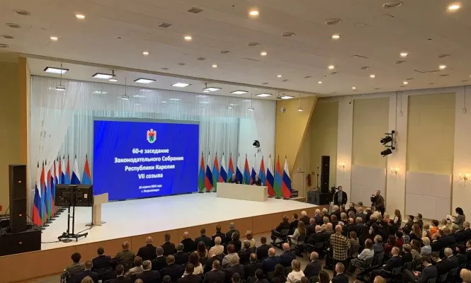 Сегодня началось заседание Законодательного Собрания Карелии Председатель парламента Элиссан Шандалович открыл его отметив что Карелия несмотря на внешние вызовы укрепляет свои позиции и сила региона в сплоченности власти общества и предприятий В ходе заседания глава республики Артур Парфенчиков представит отчет о деятельности Правительства за 2025 год подведет итоги проделанной работы и обозначит задачи на будущее Столица в МАКС Прислать новость Реклама