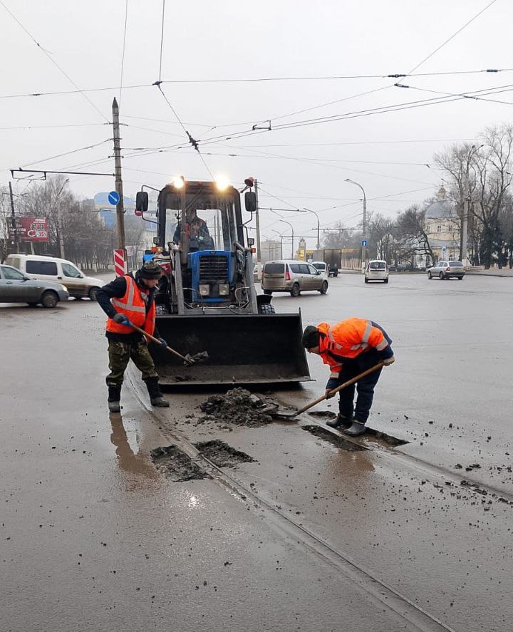 ‍ На дорогах Курска работают 74 человека и 51 единица техники  Такие цифры привели в городском комитете ЖКХ.  По информации ведомства, специалисты проводят ямочный ремонт на улицах Дзержинского, Школьной, Беговой, Запольной, Республиканской, 2-й Рабочей, Союзной и других. Они также убирают улицы от мусора, грязи и пыли.  Кроме того, работы ведутся в парках, скверах и прочих общественных местах. Здесь задействованы 40 человек и 12 единиц техники.  Фото: пресс-служба администрации города Курска.  Курская Telega / Прислать новость