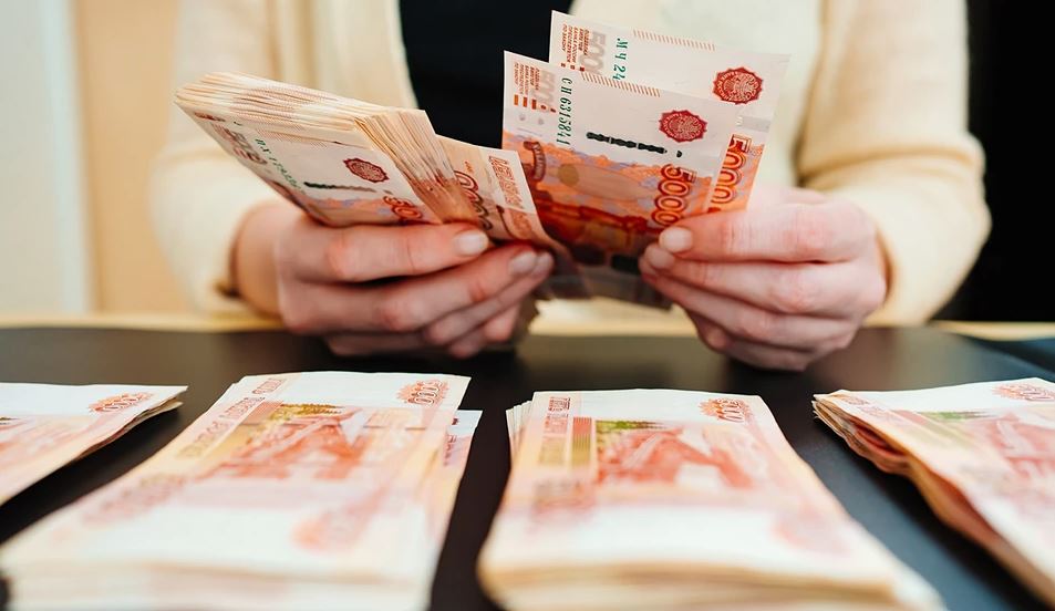 Выросла доля людей с четырьмя и более кредитами среди новых заемщиков В первом квартале 2025 года среди россиян, оформивших кредит наличными, 38% клиентов уже имели четыре и более действующих кредита, при этом данный показатель вырос с 33% в конце 2024 года. Среднее число активных кредитов у заемщиков, получивших необеспеченный потребкредит в январе-марте, достигло 3,26 ссуды при средней задолженности 1,2 млн рублей. Кварталом ранее этот показатель составлял 3,23 с сопоставимой суммой, а год назад — всего 3,03 кредита при общем долге около 1 млн рублей. Ежемесячные платежи на погашение кредитов превышают 25 тыс. рублей почти у половины заемщиков, получивших кредит в первом квартале. От 25 тыс. до 50 тыс. рублей в месяц платят 23% заемщиков, свыше 50 тыс. — 21%.