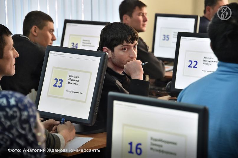 Экзамены для мигрантов с 1 января 2026 года будут проводиться полностью в цифровом формате С 1 января 2026 года экзамены по русскому языку, истории России и основам российского законодательства для иностранцев будут проводиться исключительно с использованием компьютерных и дистанционных технологий. Об этом сообщил замглавы Минобрнауки Константин Могилевский на заседании комитета Госдумы по науке и высшему образованию. Он рассказал, что сейчас в режиме опытной эксплуатации работает цифровая платформа, которая уже применяется в регионах Сибирского федерального округа, ЛНР и других субъектах. «Движемся к тому, чтобы обеспечить оценку знаний с применением технологий искусственного интеллекта, исключив человеческий фактор», - отметил Могилевский. Кроме того, активно обсуждается возможность введения устной части экзамена. Царьград.ТВ — Не боимся говорить правду Подпишись