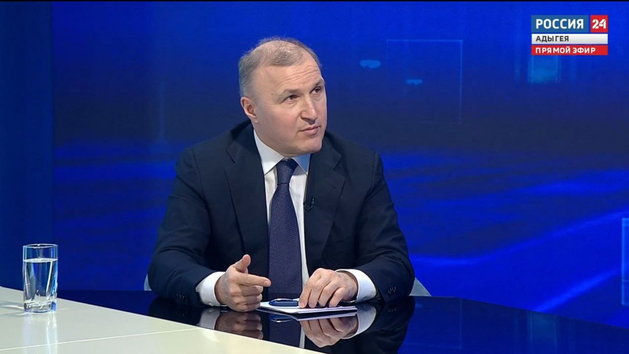 Мурат Кумпилов прогнозирует рост ВРП Адыгеи на уровне 6 по итогам 2025 года Валовой региональный продукт Адыгеи увеличится на 6 по итогам 2025 года Об этом заявил глава республики Мурат Кумпилов в ходе прямой трансляции По его прогнозу показатель ВРП достигнет примерно 273 млрд рублей