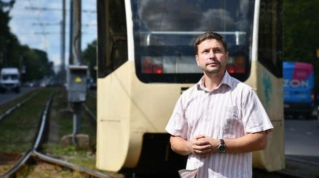 В Ярославле арестовали юриста за цветы в память о Навальном Кировский районный суд Ярославля арестовал юриста на пять суток за организацию несанкционированного митинга хотя он только возложил цветы к мемориалу передает ArbatMedia Андрея Акимова признали виновным по части 2 статьи 20 2 КоАП РФ Суд назначил ему административный арест на пять суток Партия Рассвет сообщает что 16 февраля мужчина пришел к памятнику жертвам политических репрессий и возложил цветы Плакатов у него не было лозунги он не выкрикивал и к каким либо действиям людей не призывал Полицейские составили на Акимова еще один протокол по статье 12 26 КоАП РФ об отказе от медицинского освидетельствования При этом юрист находился у мемориала пешком без автомобиля или другого транспорта По данным ОВД Инфо во время акций памяти Алексея Навального в России задержали 19 человек Прислать новость