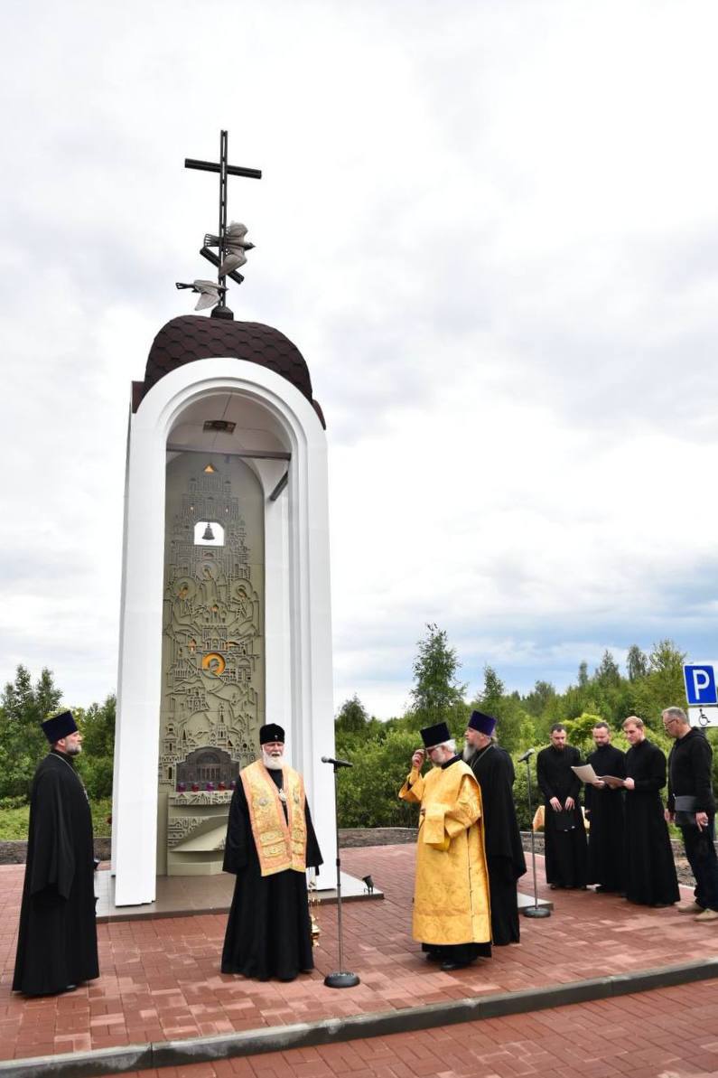 В Ярославской области открыли обелиск-часовню памяти артиста Пускепалиса и режиссера Синицына Памятный мемориал установили на 201-м километре трассы М8 Москва — Холмогоры. Именно на этой дороге случилось ДТП в сентябре 2022 года, во время которого заслуженный артист вместе с режиссером разбились, перегоняя технику для отправки в Донбасс. Фото: Telegram-канал губернатора региона Михаила Евраева