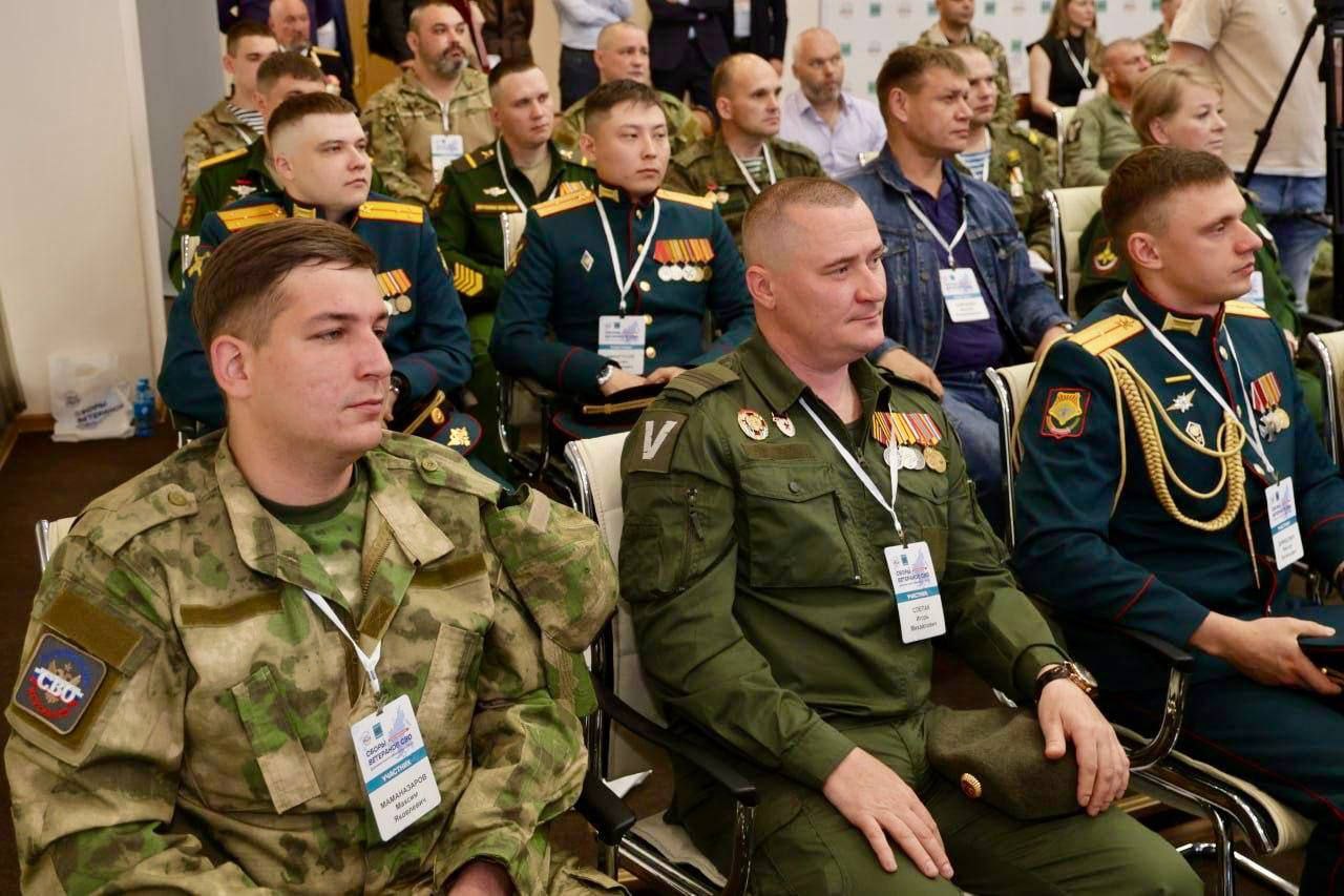 В ЕАО переходят на новый проактивный формат поддержки участников СВО и их семей Предоставлению мер социальной поддержки участников СВО и их семей в новом формате внедряют в ЕАО предложение получить их приходит в электронном виде Это стало возможным благодаря использованию Витрины данных Министерства Обороны РФ сервиса для оперативного предоставления военнослужащим госуслуг льгот и справок Забота об участниках СВО и их семьях приоритет правительства области для них действуют 38 региональных льгот и выплат отметила губернатор ЕАО Мария Костюк С января 2026 года проактивные уведомления направляются потенциальным получателям такой меры поддержки как Компенсация расходов на оплату жилого помещения и коммунальных услуг Право на нее подтверждается автоматически на основе сведений Министерства обороны России Основное преимущество отсутствие необходимости личных визитов в ведомства Уведомление приходит в личный кабинет на Госуслугах Затем получателю нужно перейти по ссылке за несколько минут подтвердить информацию о себе и отправить заявление в электронной форме На территории области организовано информирование о мерах социальной поддержки предоставляемых в регионе На портале Госуслуг сформирован специальный раздел с перечнем мер поддержки и возможностью подачи онлайн заявления по некоторым из них Также узнать о них можно на официальном сайте департамента социальной защиты населения правительства ЕАО и в чат боте Работа по переводу других мер поддержки участников СВО и их семей в проактивный электронный формат продолжается Подписывайтесь на наш канал в MAX МВК ЕАО