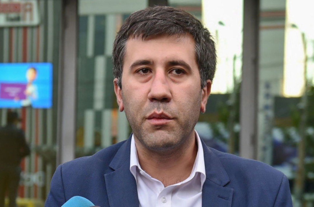 Член «Инициативы пяти правозащитников» Рубен Меликян в прямом эфире на Facebook представил промежуточные данные о массовых задержаниях, проведённых 20 июня правоохранительными органами в отношении граждан с оппозиционными взглядами. По словам Меликяна, были задержаны не менее 30 человек. В одних случаях речь шла о необходимости «дать объяснения», в других — о подозрении в хранении незаконного оружия и боеприпасов. Среди задержанных, по его словам, есть представители различных политических сил и неправительственных организаций. Меликян также отметил, что в течение дня полиция совершала визиты в дома граждан. В некоторых случаях людей увозили в отделения, а в других — оставляли контактные телефоны и просили связаться, ссылаясь на «необходимость обсудить вопросы». «Тем, кого не застали дома и кому оставили номера, после 18:30 полицейские начали отвечать, что никаких вопросов больше нет», — сообщил он, предположив, что это может быть связано с общественным резонансом или другими неизвестными факторами. Он добавил, что в ряде случаев задержания происходили формально — по подозрению в хранении оружия. Однако спустя несколько часов граждан отпускали, так как никаких запрещённых предметов у них не находили. Меликян назвал действия полиции незаконными и заявил, что в сложившейся ситуации необходима публичная и правовая оценка происходящего.