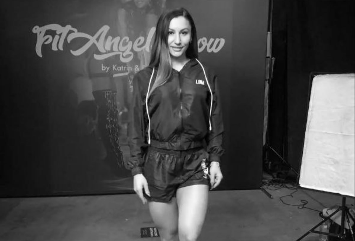 Российская бодибилдерша утонула в Таиланде Юлия Родина погибла во время купания на пляже Банг Тао на Пхукете, сообщила в Instagram владелец сети Meta признана в России экстремистской и запрещена коллега Родиной тренер XFit Наталья Маркеленкова. По словам Маркеленковой, Родина попала в отбойное течение. «Врачи боролись за ее жизнь сутки, но спасти не смогли», — добавила она. Родина была персональным тренером по фитнесу. В 2022-м стала второй на Гран-при Федерации современного бодибилдинга и фитнеса NBC . Соцсети Родиной