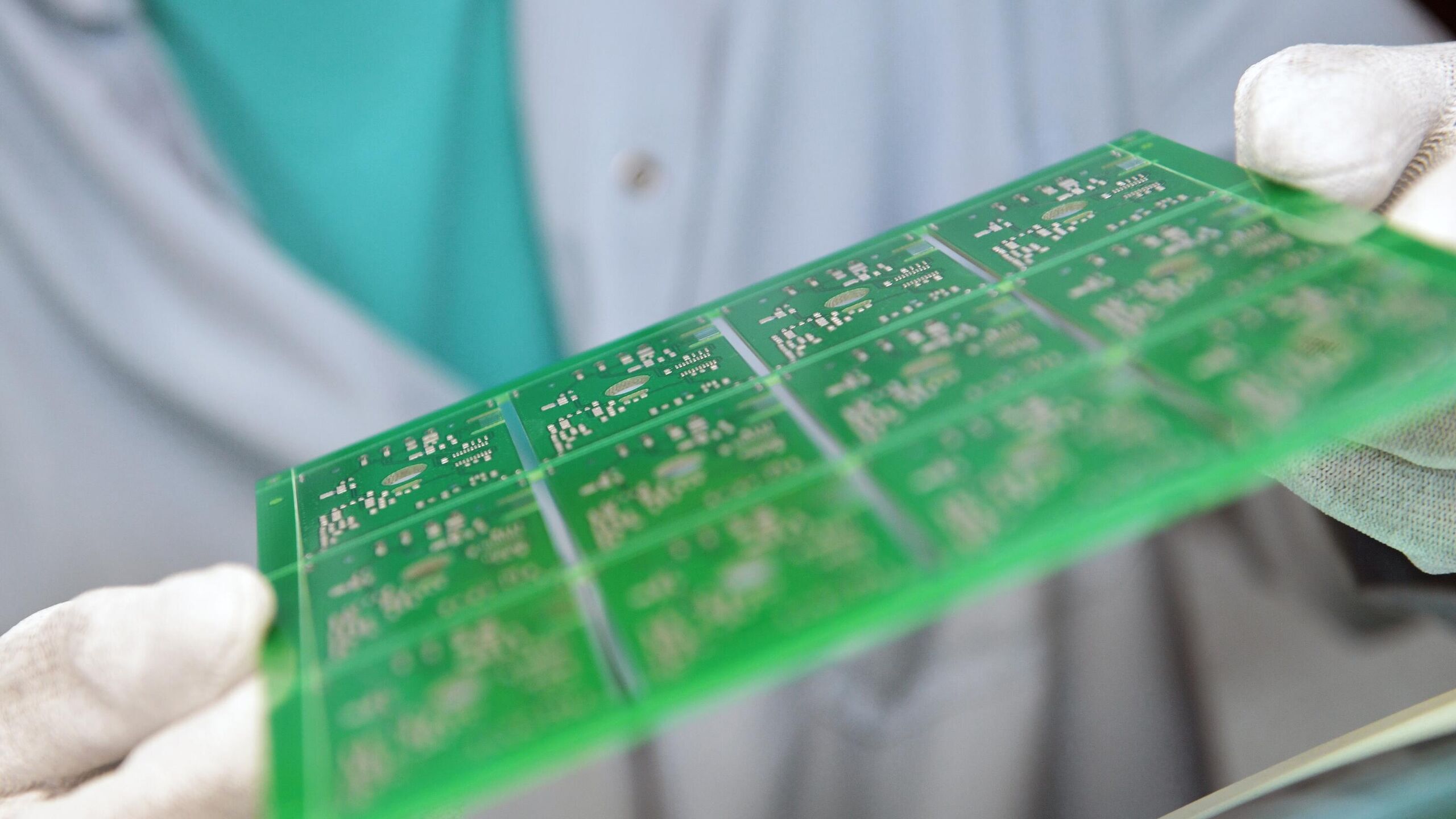 Размер технологического сбора на электронную продукцию в России будет устанавливаться в фиксированных ценовых значениях при этом не превысит 5 тысяч рублей за каждую единицу продукции содержащей электронную компонентную базу выяснило РИА Новости проанализировав соответствующий федеральный закон Размеры технологического сбора устанавливаются правительством Российской Федерации в российских рублях в виде фиксированных ценовых значений за каждую единицу электронной компонентной базы каждый электронный модуль и или каждую единицу промышленной продукции содержащей электронную компонентную базу электронную базу в зависимости от их вида составляют не более 5 000 рублей говорится в документе В Минпромторге РФ отметили РИА Новости что в настоящее время механизм взимания технологического сбора прорабатывается и будет определен правительством В дальнейшем он будет закреплен в рамках подзаконного акта