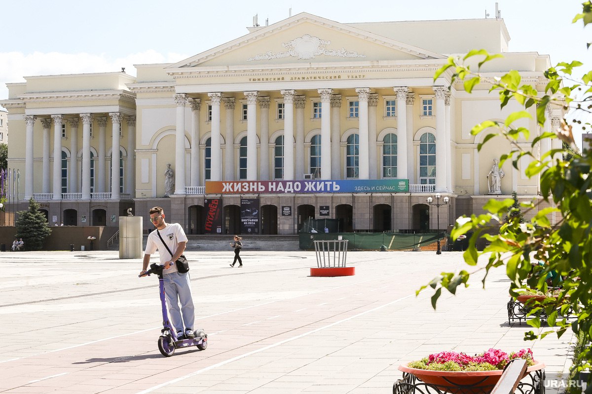 Шествие студентов пройдет в центре города  1 октября на площади 400-летия состоится фестиваль «Нашествие молодежи. Тюмень будущего», в рамках которого состоятся флешмоб и шествие студентов.