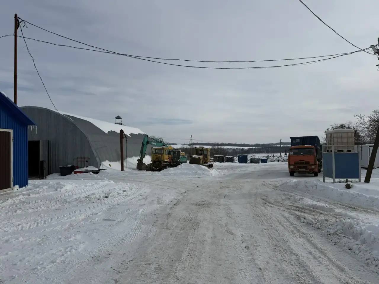 Министр природных ресурсов Курской области проверил полигон промышленных отходов Старково Министр природных ресурсов Курской области Максим Левин посетил полигон промышленных отходов Старково расположенный в Октябрьском районе Предприятие имеет действующую лицензию на сбор транспортировку и размещение отходов В ходе выездной проверки глава ведомства осмотрел производственную площадку и пообщался с сотрудниками организации По его словам объект содержится в соответствии с установленными требованиями а деятельность осуществляется на основании разрешения выданного Росприроднадзором Срок эксплуатации первой очереди полигона рассчитан до 2030 года В связи с этим в министерстве подчеркнули необходимость заблаговременно планировать дальнейшее развитие инфраструктуры В настоящее время предприятие готовит проектную документацию для строительства второй очереди полигона с учётом действующих экологических стандартов и современных требований Курская Telega Прислать новость