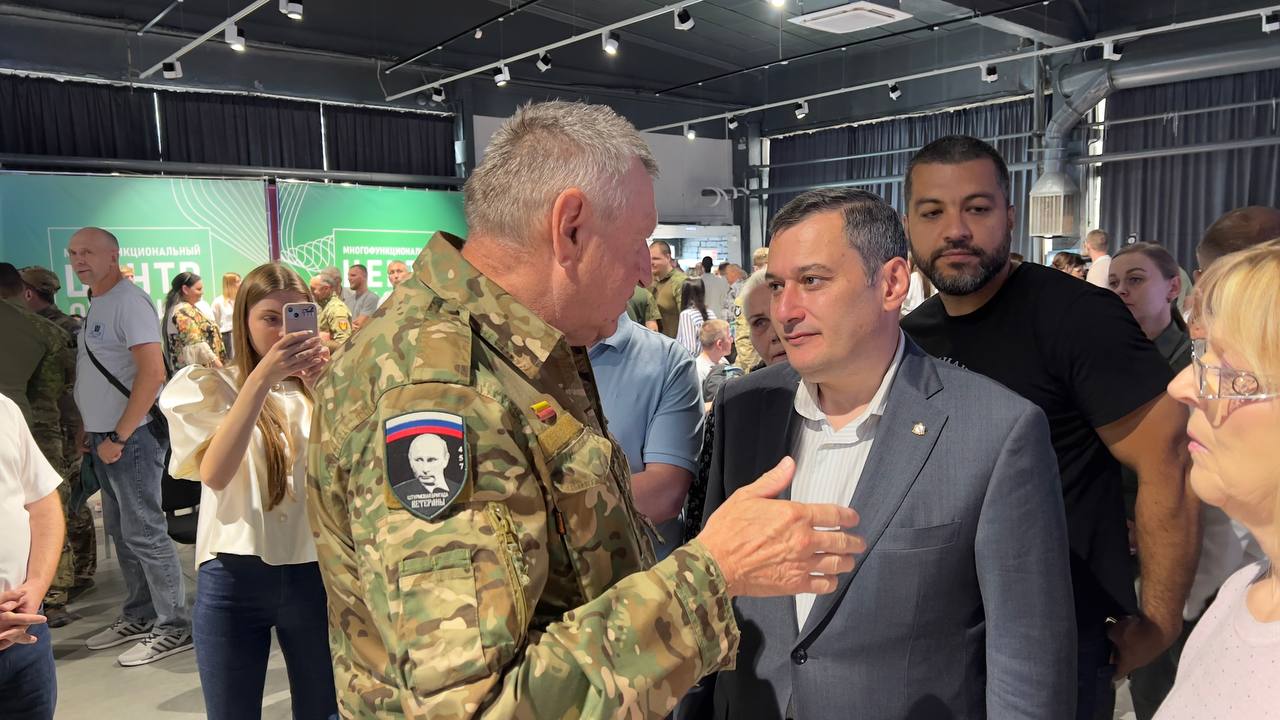 В Курске прошла ярмарка вакансий для участников СВО и членов их семей Трудоустройство предложили 20 предприятий, всего около 3 тысяч рабочих мест. Работу по поддержке ветеранов оценил врио губернатора Александр Хинштейн. - В областную Думу мы также внесли проект закона, которым устанавливаем квотирование предприятия, различные формы собственности должны будут предоставлять определенное количество мест именно для их укомплектования нашими участниками спецоперации, - отметил он. Предполагается, что Дума примет закон 31 августа. Предыдущая ярмарка вакансий прошла в апреле и получила большой отклик среди участников. Сейм Курская область