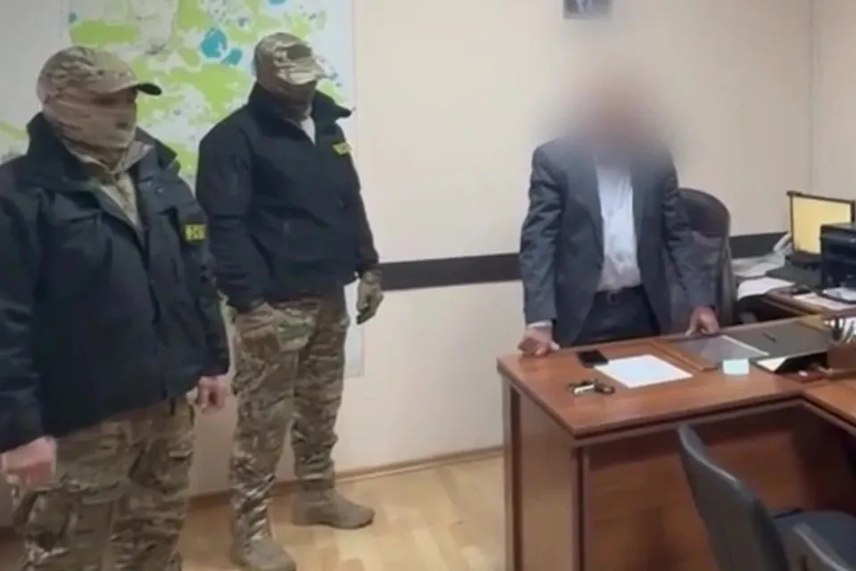 Помогли положительные отзывы обвиненного в превышении полномочий замглавы округа не стали отправлять в СИЗО но оставили без интернета Заместитель главы Красноармейского района Евгений Кундиус отправится под домашний арест Такое решение принял Челябинский областной суд Сотрудника муниципалитета обвиняют в превышении полномочий из корыстной заинтересованности По версии следствия по указанию Кундиуса без конкурса выбрали подрядчика для строительства канализации в Миасском Трубы проложили в том числе к улице на которой стоит дом замглавы округа Цена работ оказалась завышена 22 апреля Евгения Кундиуса задержали сотрудники ФСБ Следователь просил отправить замглавы округа в СИЗО Представитель СК настаивал что Кундиуса обвиняют в тяжком преступлении против государственной власти и что обвиняемый может сбежать если не окажется за решеткой При этом Евгений Кундиус проживает по месту регистрации характеризуется только с положительной стороны от следствия не скрывался каких либо действий препятствующих расследованию дела не осуществлял рассказали в объединенной пресс службе областной судебной системы Суд не нашел оснований для заключения замглавы округа под стражу и решил поместить его под домашний арест Вдобавок Кундиусу официально запретили общаться с некоторыми людьми связанными с расследованием а также пользоваться почтой телефоном и интернетом   Подписаться на chelkp Мы в MAX