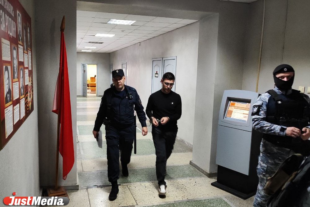 Уполномоченный по правам человека в Свердловской области Татьяна Мерзлякова навестила редактора URA.ru Дениса Аллаярова, находящегося в СИЗО по обвинению в коррупционном преступлении. Встреча прошла еще в среду, 11 июня, но ее никто не афишировал, включая саму омбудсмена. Мерзлякова проверила условия содержания арестанта, выяснила у него, насколько сотрудники изолятора и следователи соблюдают его права. Журналист ни на что не жаловался. По словам Татьяны Мерзляковой, Аллаяров содержится в двухместной камере, его обеспечили чистым постельным бельем. На питание журналист не жалуется. В аппарате уполномоченного отметили, что держат ситуацию с Аллаяровым на контроле.
