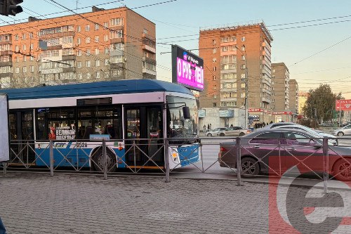 В Новосибирске могут повысить стоимость проезда на общественном транспорте Действующие тарифы на проезд были установлены в конце декабря 2024 года Поэтому изменить стоимость могут только в конце текущего года Перевозчики уже направляют обращения в мэрию о повышении цен на проезд Компании мотивируют это ростом затрат Пока вопрос о повышении стоимости проезда в общественном транспорте находится на рассмотрении Департамент экономики и стратегического планирования мэрии города Новосибирска проводит экономическую экспертизу документов с обоснованием расходов для пересмотра тарифов По результатам экспертизы предоставленных материалов будет назначено заседание комиссии по установлению регулируемых тарифов для принятия решения об установлении регулируемого тарифа на перевозки пассажиров и багажа сообщили в городской администрации