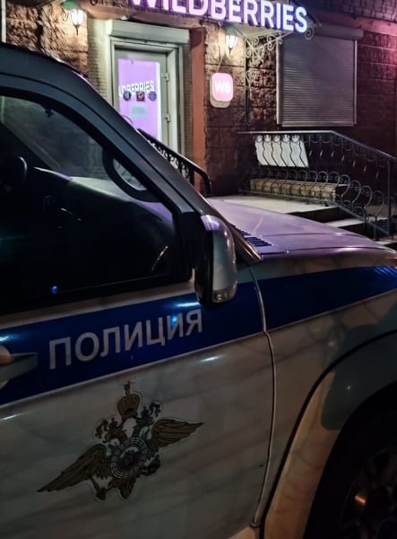 Девушка прикарманила кольцо за 20 тысяч рублей в пункте выдачи маркетплейса в Уссурийске 27 летняя ранее судимая местная жительница заказала кольцо и видимо решила что примерка это уже почти покупка Во время осмотра изделия в пункте выдачи заказов на улице Мельничной она мастерски провернула фокус ловкость рук и никакого мошенничества украшение незаметно перекочевало в карман Работнику ПВЗ гражданка с олимпийским спокойствием вручила пустую коробку и оформила возврат Когда кольцо так и не вернулось на склад владелица пункта выдачи обратилась в полицию Подозреваемую оперативно задержали В ходе обыска в её квартире украшение нашлось  Возбуждено уголовное дело Расследование продолжается