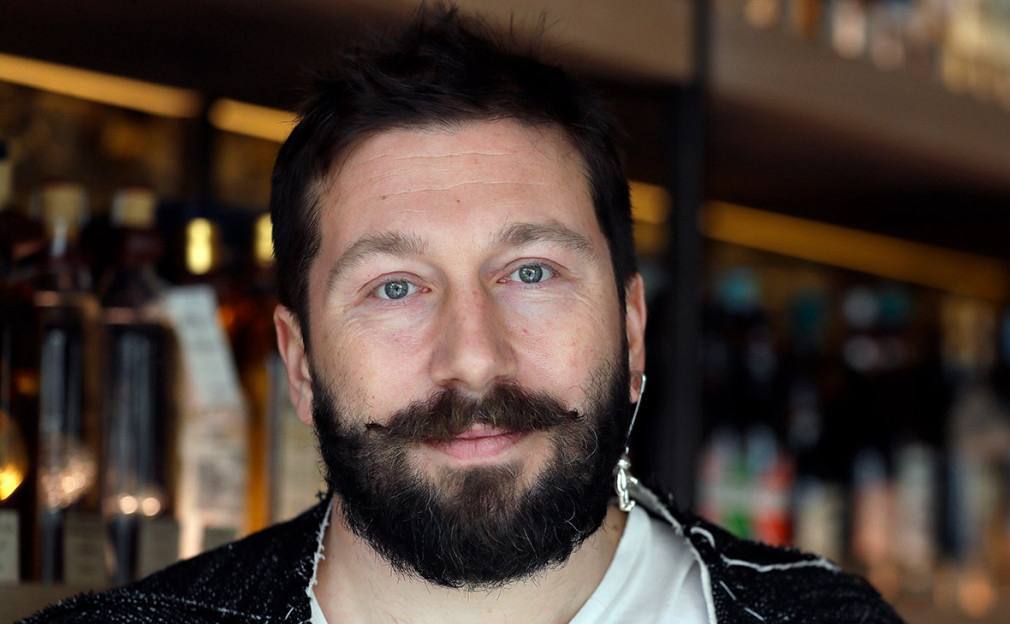 Иноагента Евгения Чичваркина заочно приговорили к 9 годам лишения свободы в колонии общего режима сообщает прокуратура Москвы Ранее его объявили в розыск по делу о фейках о вооруженных силах РФ Чичваркин покинул Россию в 2008 году из за уголовного преследования связанного с обвинениями в похищении человека и вымогательстве Он также выступал против политики России в отношении Украины Напомним Чичваркин сооснователь и бывший совладелец сети салонов сотовой связи Евросеть помните такую Сейчас он живёт в Великобритании где занимается винным и ресторанным бизнесом Признан в РФ иноагентом внесен в перечень террористов и экстремистов Подписаться на Москва 24 Наши каналы Новости в MAX