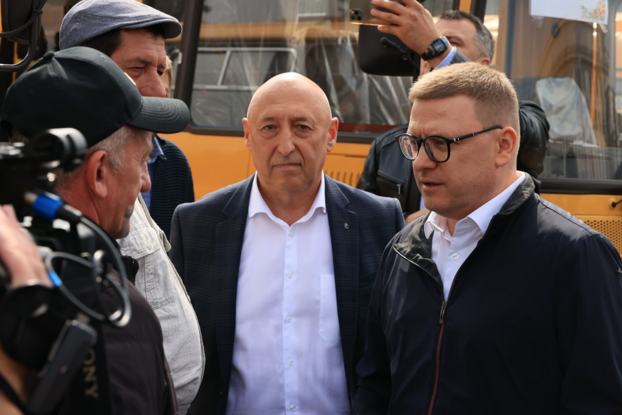 Из Челябинска школьникам отправили 42 новых автобуса  Губернатор Алексей Текслер передал 19 муниципалитетам Челябинской области партию школьных автобусов. Учащихся будут перевозить 42 новых машины отечественного производства. Накануне глава региона лично осмотрел новую технику.  Передача нового транспорта муниципалитетам состоялась на площади Революции в Челябинске.  — Когда мы говорим о доступном и качественном образовании, мелочей быть не может. Безопасная дорога детей в школу — важная часть вопроса доступности образования. Мы этим вопросом каждый год занимаемся, — подчеркнул Алексей Текслер.  За три года муниципалитеты получили уже 183 автобуса с учетом этой партии, а с 2016 года — 674 машины. На них перевозят почти 20 тысяч учащихся. Также совместно с Минпросвещения РФ уже подготовлен план работы в этом направлении на ближайшие пять лет.          Голосовать за канал