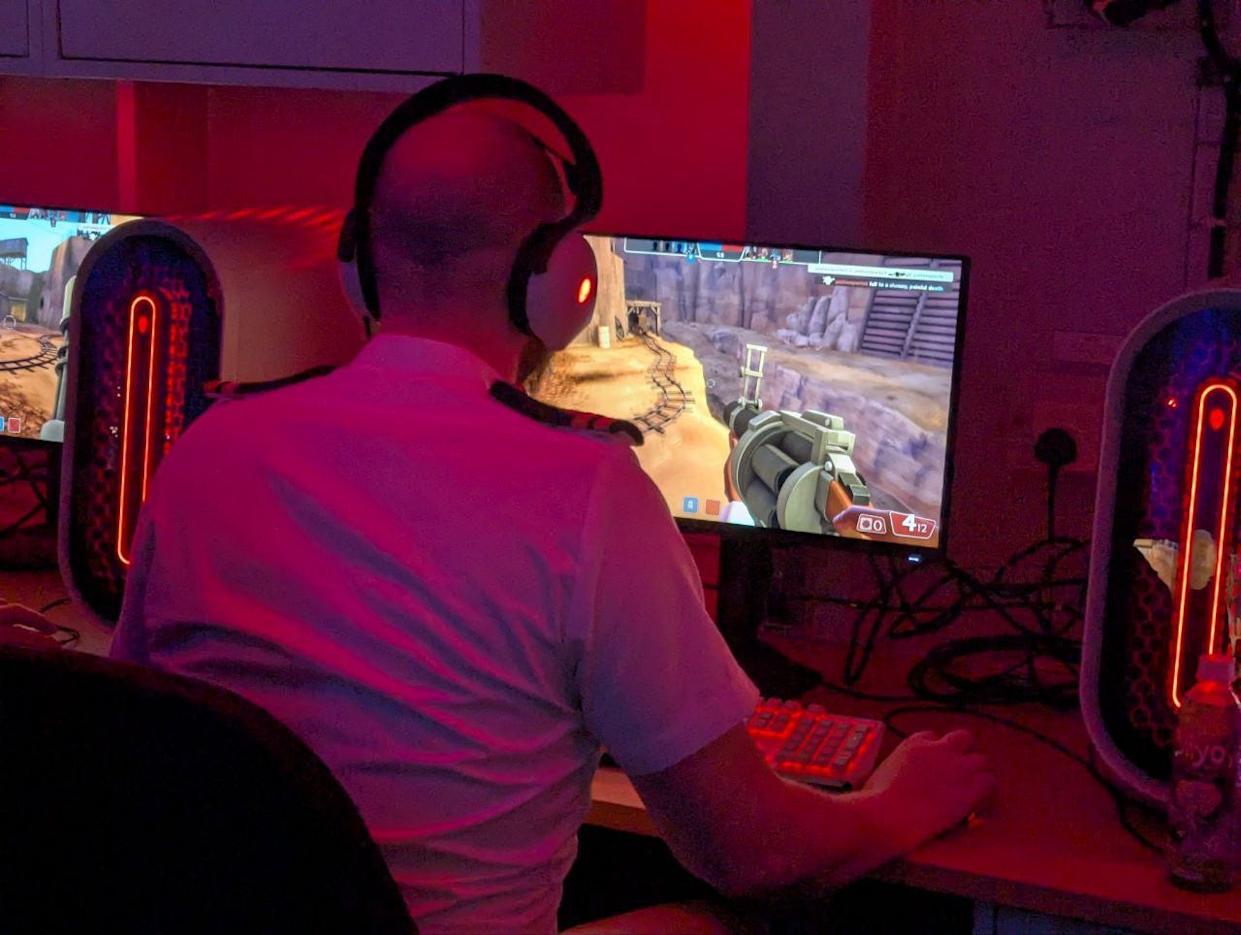 На британском авианосце открыли компьютерный клуб — 8 ПК с RTX 4080, консоли, и никаких «мам, ещё пять минут». Интернет в море так себе, зато LAN-вечеринки в CS2, TF2 и Halo — огонь.  Подписаться   Дать буст